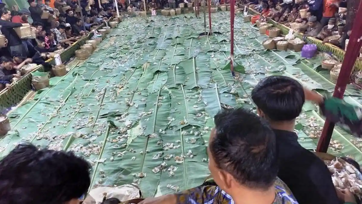 Upacara Adat Wahyu Kliyu di Karanganyar, Ratusan Orang Ikuti Tradisi Sebar Apem