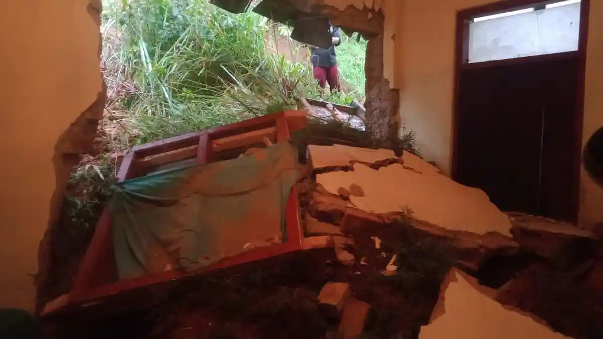 Longsor Akibat Hujan Lebat Disertai Angin Kencang Terjang 4 Rumah di Ciamis