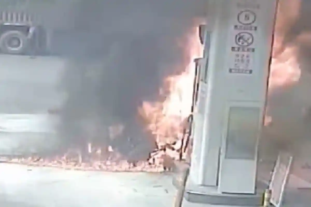 Heboh! Pria Ini Menyulut Api Ke Tangki Bensin Motornya, Kemudian Ia Meloncat Masuk