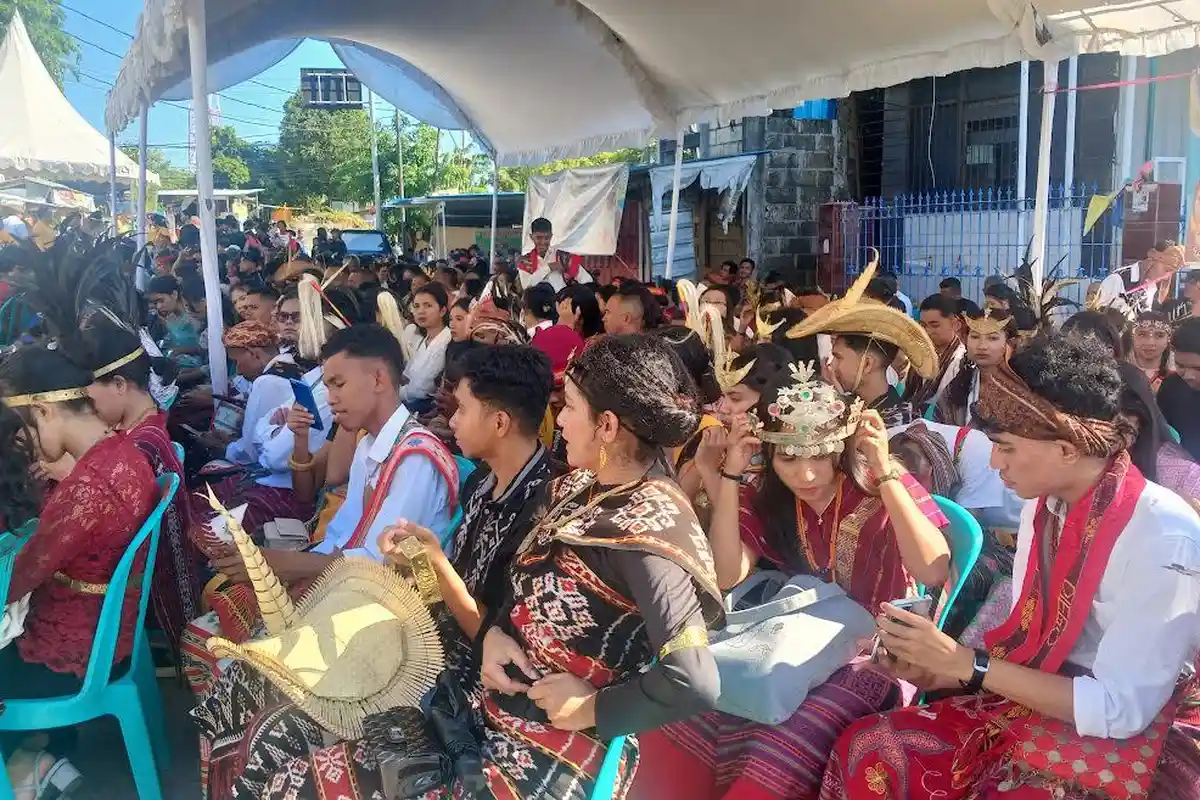 Ratusan Utusan Paroki Kenakan Pakaian Adat Sambut Upacara Tahbisan Uskup Agung Kupang