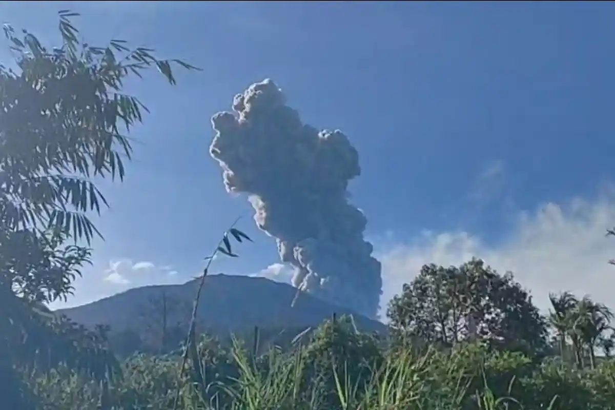 Gunung Marapi Erupsi Selasa Pagi, Hujan Pasir Guyur Tiga Kecamatan di Tanah Datar