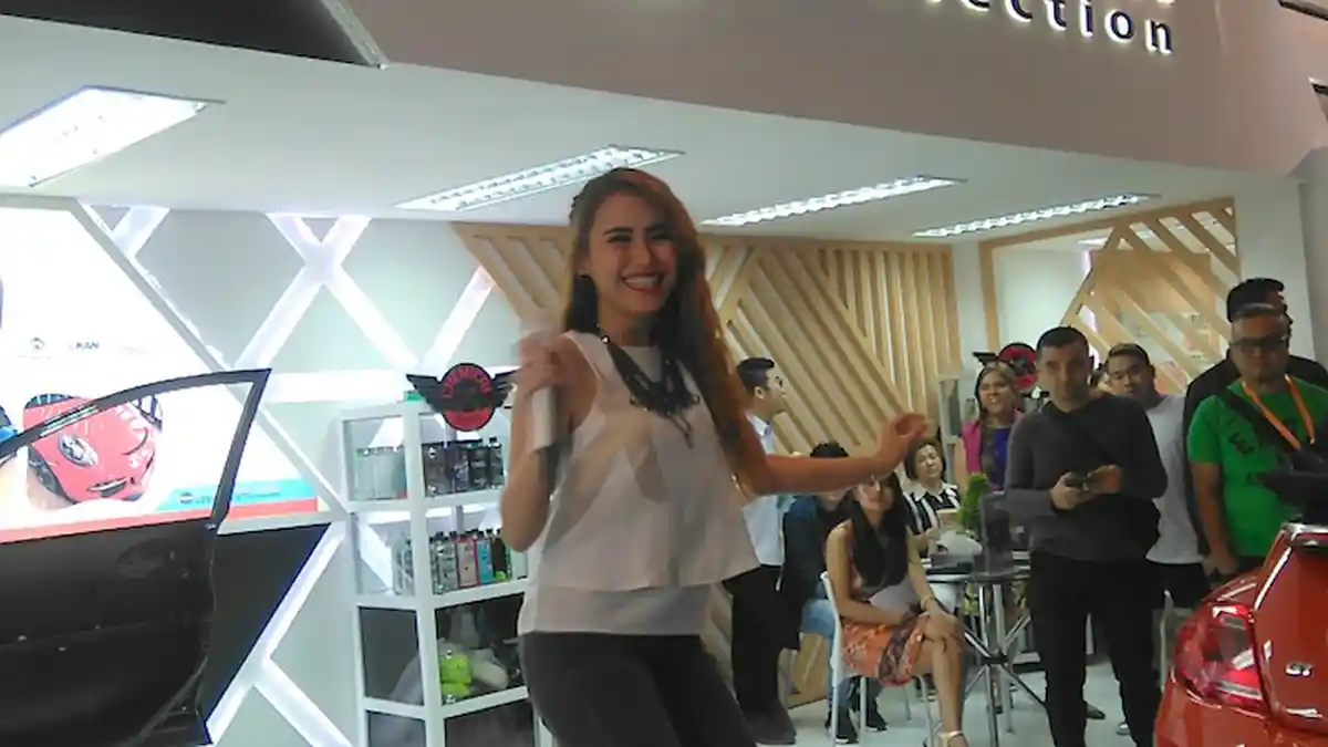 Ayu Ting Ting Bikin Pengunjung  GIIAS 2016 Goyang Berjamaah