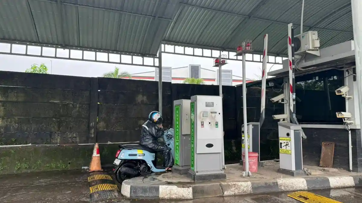 Mulai April Pengendara Roda 2 Bayar Parkir di Bandara Sultan Hasanuddin Pakai E-Money, Intip Tarif