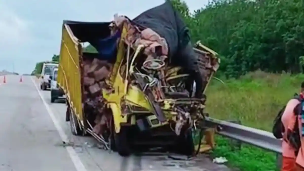 Truk Bermuatan Air Kemasan Kecelakaan di Tol Terpeka KM 178, Kendaraan Ringsek Parah