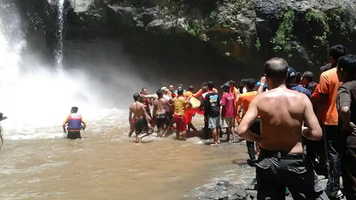 Memilukan, Tangis Camat Kuta Pecah Lihat Jasad Sang Anak di Air Terjun Tegenungan