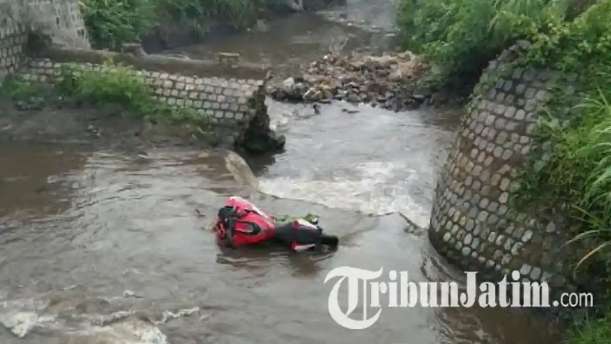 Pengendara Kawasaki Ninja Jumping ke Sungai Bareng Motor, Akibatnya Mengerikan