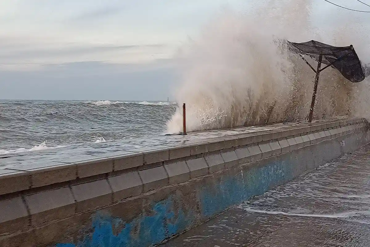 Peringatan Dini Gelombang Tinggi di Laut Jawa Bagian Tengah