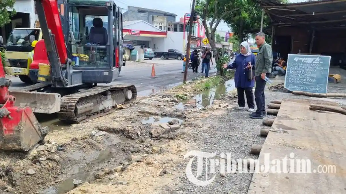Atasi Banjir, Saluran Air yang Tersumbat Tanah Urukan di Jalan KH Syafii Gresik Dibongkar