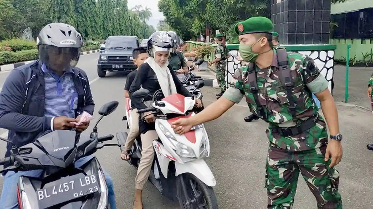 Kodim 0101/BS Bagikan Ribuan Masker Kain Gratis Hasil Jahitan UMKM