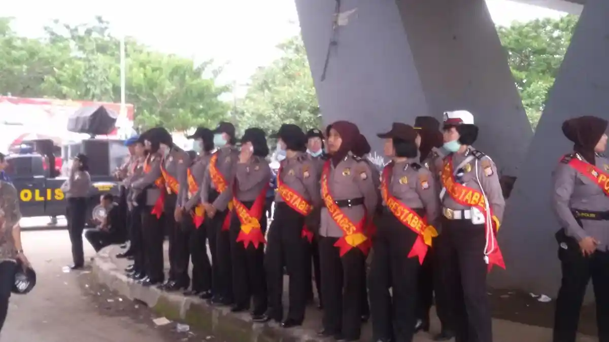 Polwan Cantik Masih Jaga Ujuk Rasa Buruh di Flyover Makassar