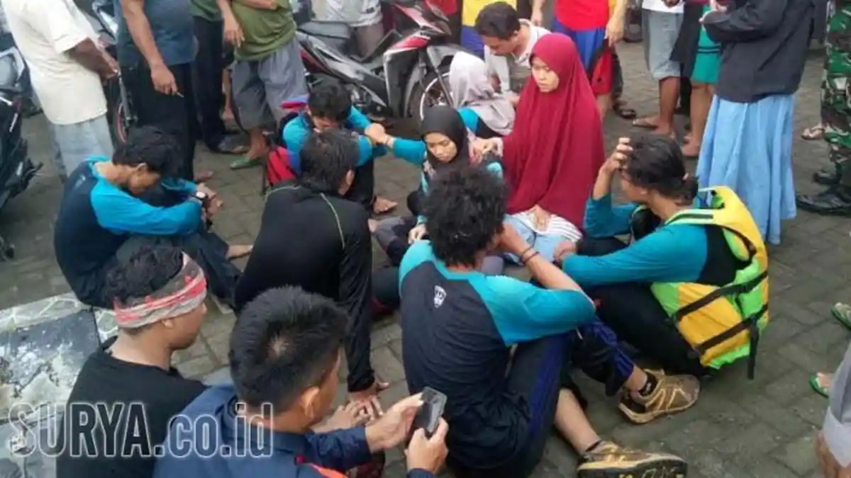 Perahu Arung Jeram  Mahasiswa UNP Kediri Terbalik, Tiga Hanyut, Satu Mahasiswi Meninggal