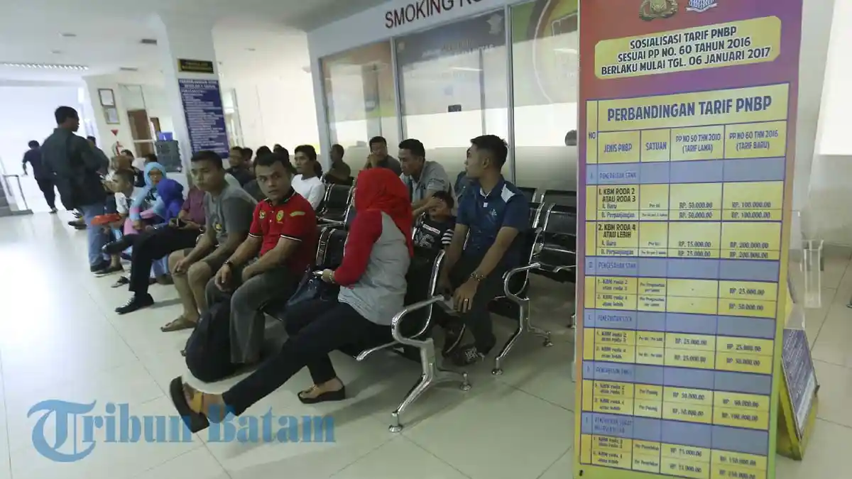 Begini Reaksi Warga Saat Melihat Spanduk Tarif Baru Terkait Dokumen Kendaraan