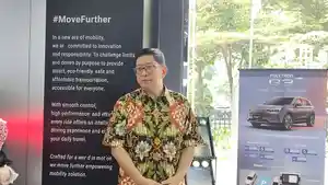 Direktur-Komersial-Polytron-Tekno-Wibowo-dalam-peresmian-dealer-pertama-Polytron-di-Kawasan-Sudirman.jpg