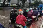 Jalan DI Pandjaitan Jakarta Timur Terendam Banjir 40 Cm, Kemacetan Mengular hingga 5 Kilometer
