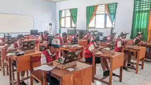 Siswa-SMPN-6-Langke-Rembong-NTT-mengerjakan-soal-ujian.jpg