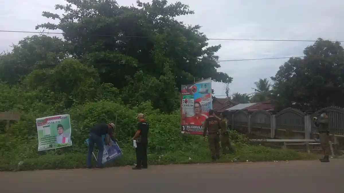Bawaslu Ketapang Tertibkan APK Selama Masa Tenang - penertiban-apk-di-ketapang-2.jpg