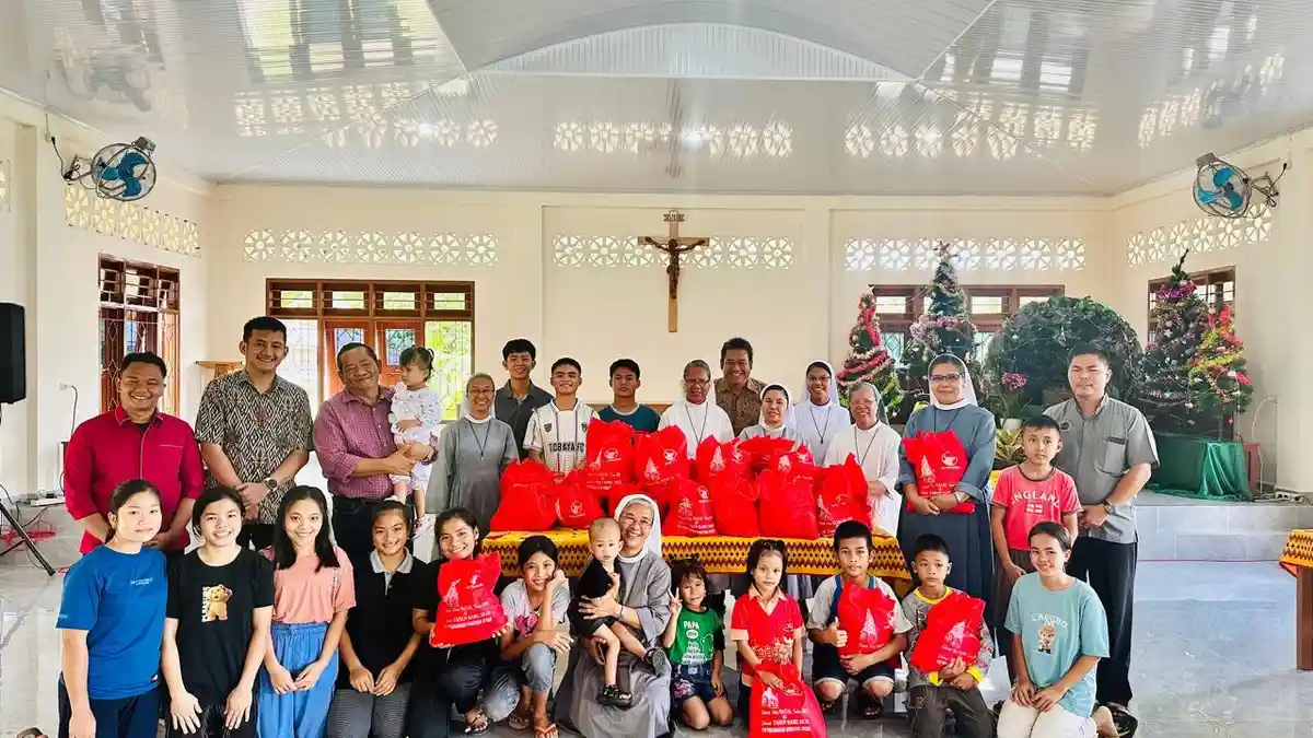 Kasih Natal, Rapidin Simbolon Bagi Bingkisan Natal untuk Anak-anak Panti Asuhan di Kepulauan Nias