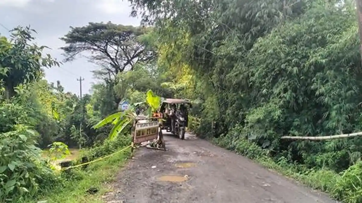 Terdampak Banjir Jalan di Area Jembatan Temuwoh Ngawen Blora Longsor