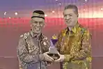 Penghargaan-kepada-Rektor-USK-Prof-Dr-Ir-Marwan-di-Jakarta.jpg