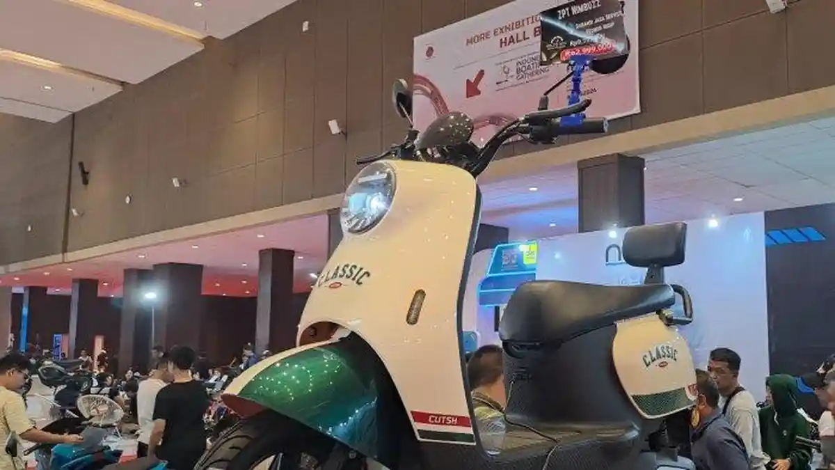 Penampakan Motor Listrik Termurah yang Mejeng di IIMS 2024, Harganya Cuma Rp 2,9 Juta