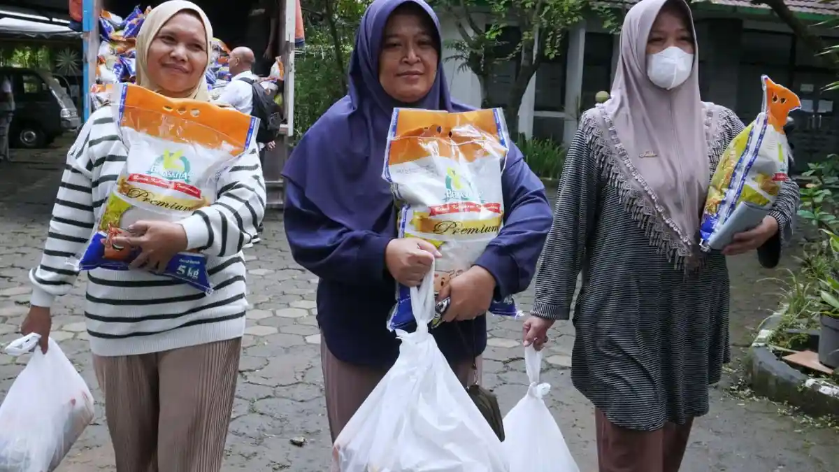 Warga Antre Paket Sembako Murah di Kantor Kecamatan Gedebage Kota Bandung