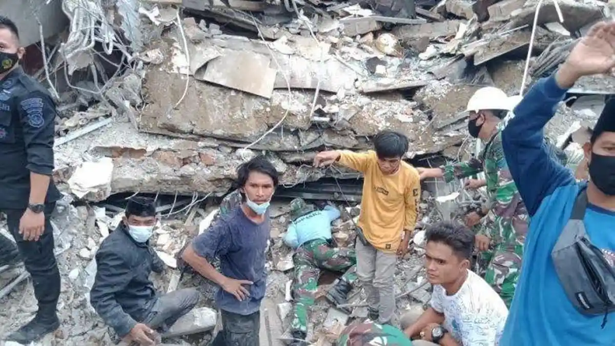 12 Jam Terjebak di Reruntuhan Bangunan, 2 Sekuriti Kantor Gubernur Sulbar Berhasil Diselamatkan