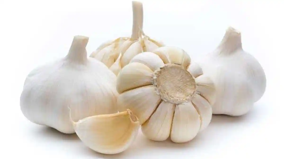 Cara Menyimpan Bawang Putih Kupas, Simpan dalam Toples Kedap Udara