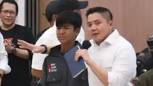 Calon-Siswa-Sekolah-Rakyat-Menangis-di-Pelukan-Seskab-Teddy.jpg