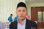 Supendi-Ketua-KPU-Bateng-pake-kopiah-itam.jpg