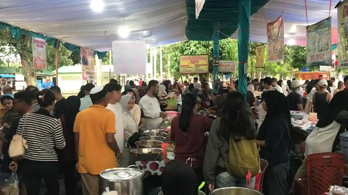 700 Porsi Es Cendol Ludes dalam 4 Jam, Pasar Pabukoan Imam Bonjol Padang Diserbu Warga Hari Pertama