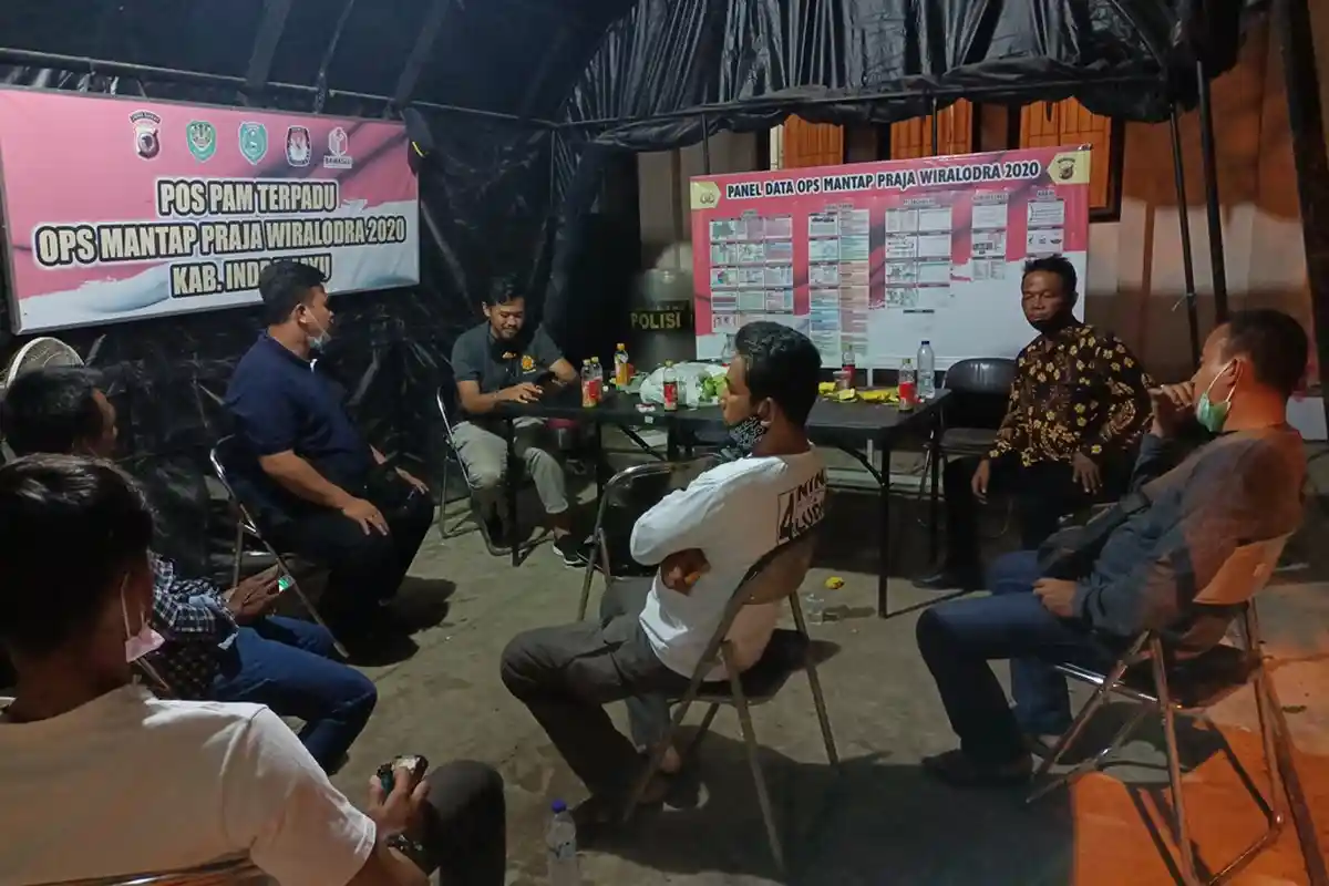 Ibu RW di Indramayu Disikat Warga, Bagikan Amplop Isi Uang, Ngaku Uang dari Paslon untuk Beli Es