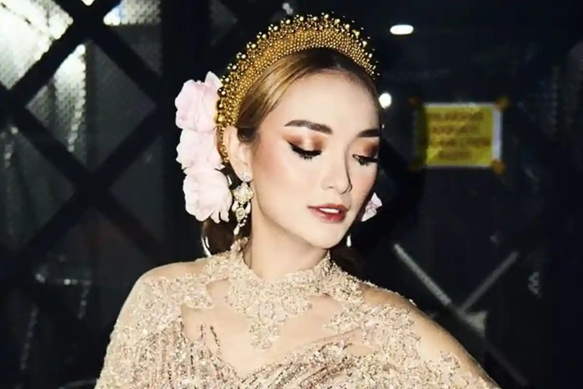 Beda Penampilan Zaskia Gotik Dandan ala India Bak Artis Bollywood dengan Busana Kebaya Nusantara