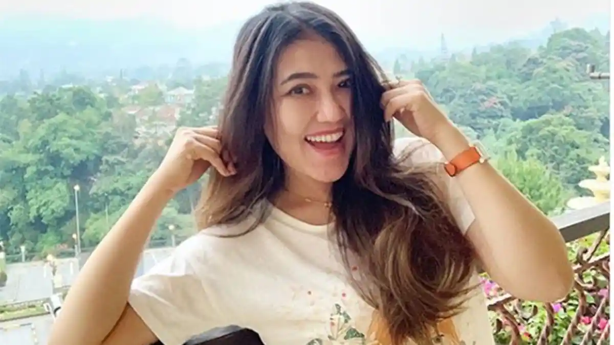 Via Vallen Mendadak Pingsan di Panggung, Ambruk saat Nyanyi Cendol Dawet hingga Penonton Histeris