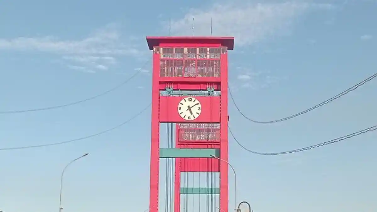 Sering Rusak, Jam Besar di Jembatan Ampera Palembang Bakal Diturunkan