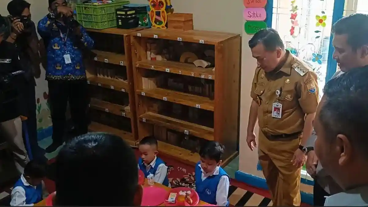 Hari Pertama Makan Bergizi Gratis di Jambi, Gubernur Al Haris Minta Menu Variasi Tiap Hari