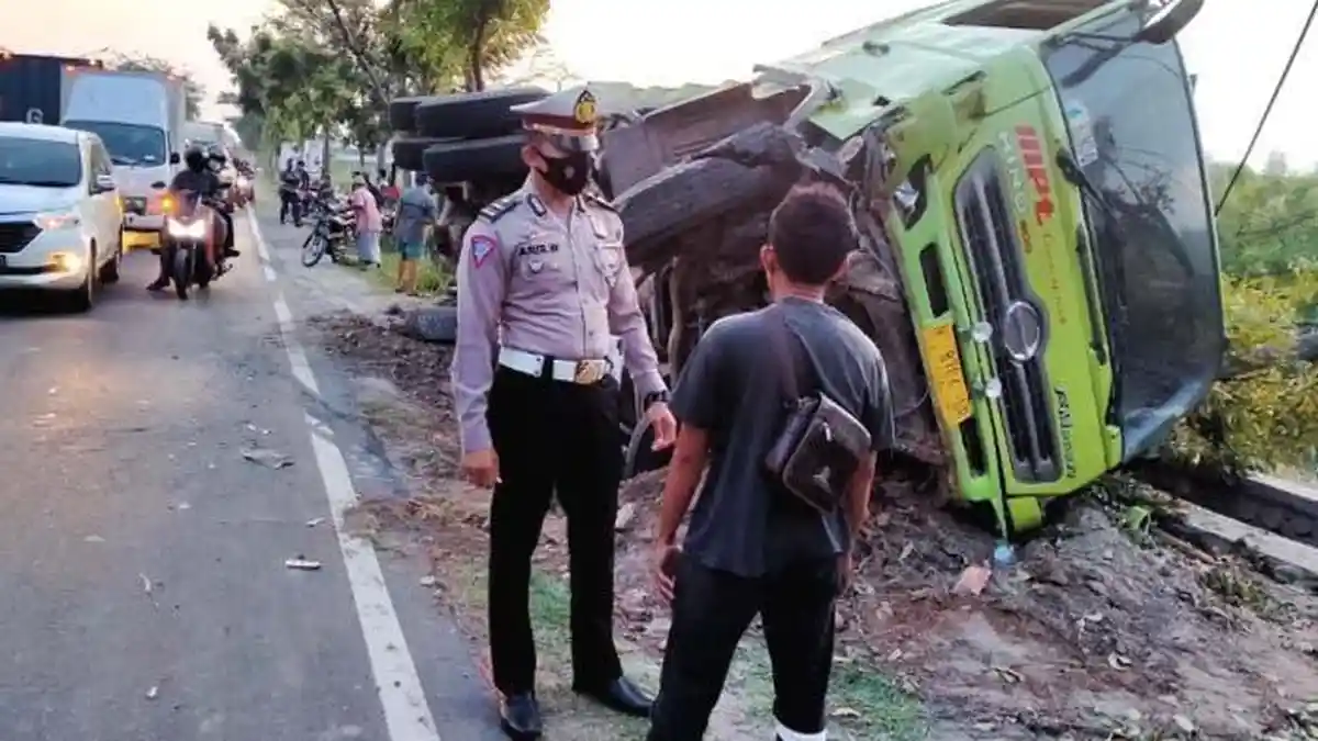 Menyalip Truk Tronton, Bus di Kediri Tabrak Pengendara Motor hingga Korban Tewas, Truk Terguling