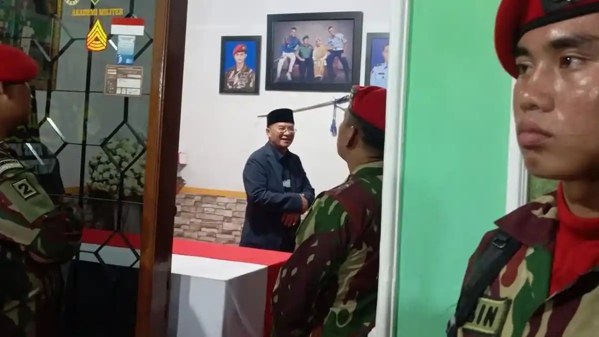 Momen Haru Wagub Erwan Setiawan Dialog dengan Ayah Almarhum Mayor Zulmi di Rumah Duka Cimahi