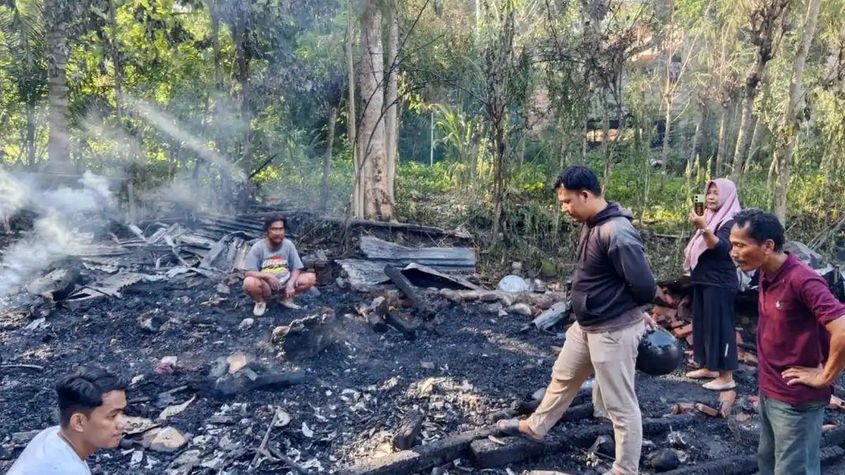 BREAKING NEWS: Arus Pendek, Rumah Beserta Uang Rp20 Juta dan Motor Warga di Luyo Polman Terbakar