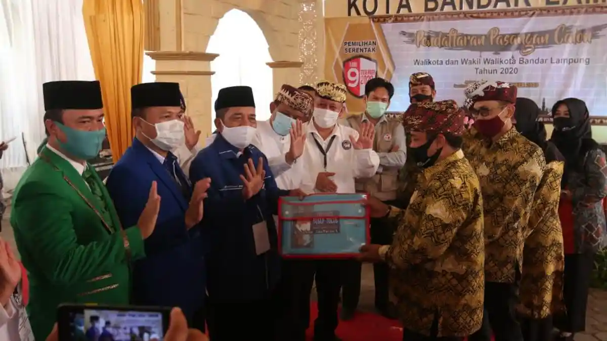 Yusuf Kohar-Tulus Purnomo Daftar ke KPU Bandar Lampung