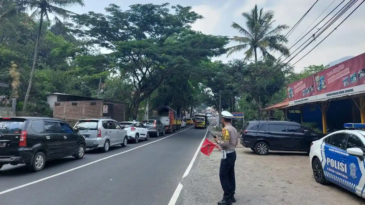 Kendaraan Padati Tempat Wisata di Garut, Polisi Belasan Kali Lakukan One Way pada Libur Nataru Ini