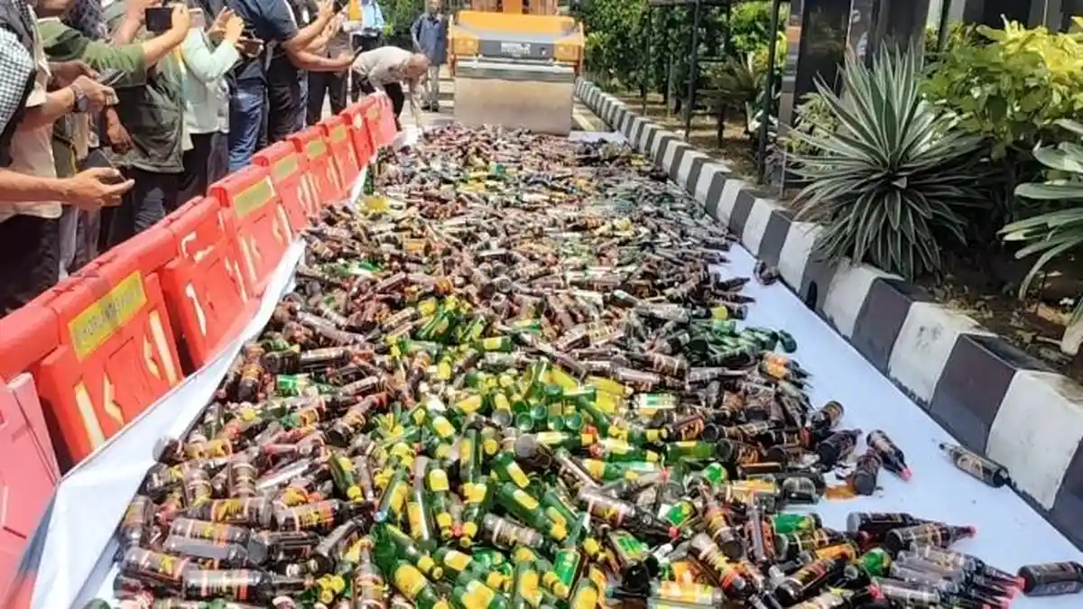 Jelang Tahun Baru, Polresta Tangerang Musnahkan 1.860 Botol Minuman Keras