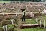 Makam Khusus Covid-19 di TPU Bambu Apus Penuh