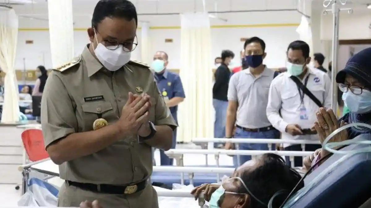 Jenguk Korban Kecelakaan Transjakarta Malam-malam, Ini Komentar Gubernur Anies Baswedan
