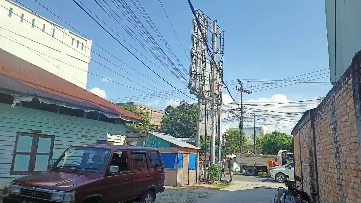 Warga Batam Punya Tiang Reklame di Karimun Kondisinya Ancam Nyawa Orang