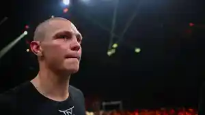 Nikita-Tszyu-berdiri-di-atas-ring-sebelum-pertarungannya.jpg