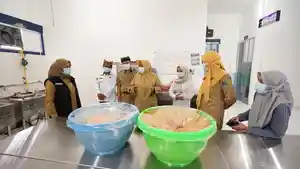 CEK-SPPG-Bupati-Ipuk-saat-meninjau-salah-satu-SPPG-di-wilayah-Kecamatan-Giri.jpg