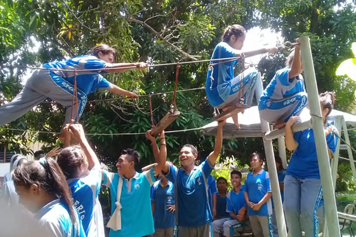 Hebat! Siswa-siswi Asal Mauponggo Nagekeo Berjalan Di atas Tali