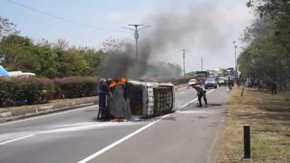 Minibus Terbalik di Tol Purbaleunyi Lalu Terbakar, Begini Nasib Penumpang