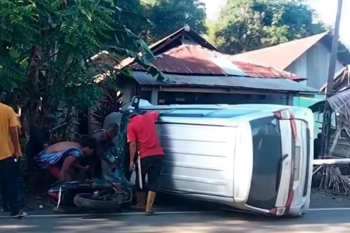 BREAKING NEWS: Avanza Tabrak Tiang Listrik dan Motor Scorpio di Ahuni Mamuju, Sopir Diduga Ngantuk
