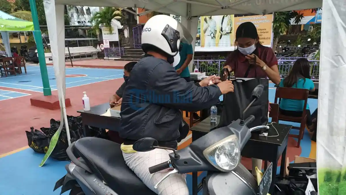 Pengambilan Perlengkapan Siswa di Tahun Ajaran Baru, SD Widiatmika Terapkan Sistem Drive Thru
